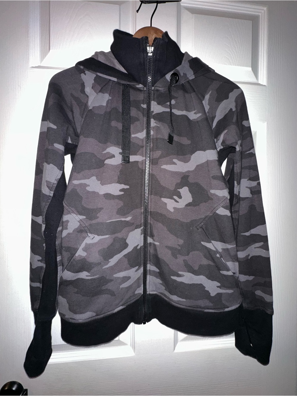 Athleta Triumph Printed Hoodie Black Grey Camouflage Pattern Size Small